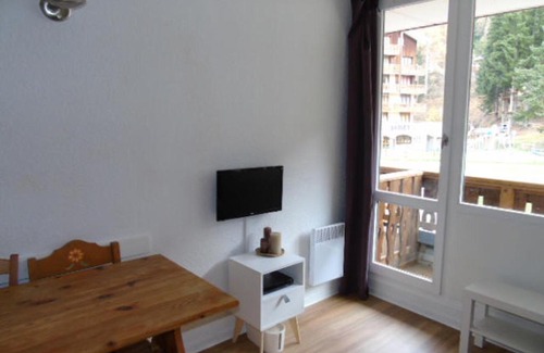 Valfrejus Apartment | Cozy Studio Near Gondola with Balcony & Pet-Friendly Stay