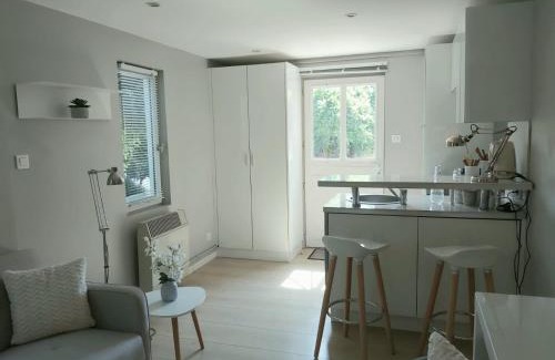 Saint-Rambert Apartment | Cozy Studio Retreat in Lyon 9e Mont d'or, Rated 9.6/10