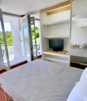 Mare Gailard Apartment | Oceanfront Studio Retreat with Stunning Sea Views