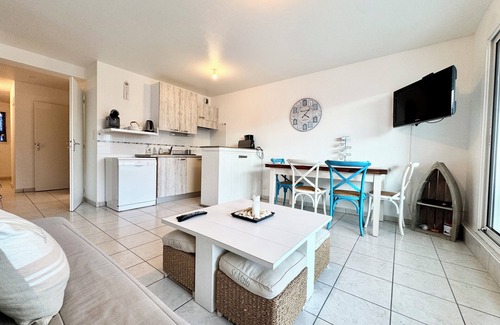 Le Fort Bloque Apartment | Cozy T2 Steps from the Ocean with Breakfast & Family Perks