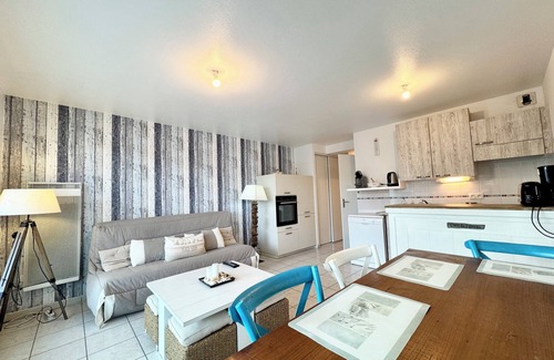 Le Fort Bloque Apartment | Cozy T2 Steps from the Ocean with Breakfast & Family Perks