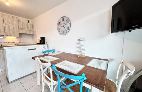 Le Fort Bloque Apartment | Cozy T2 Steps from the Ocean with Breakfast & Family Perks