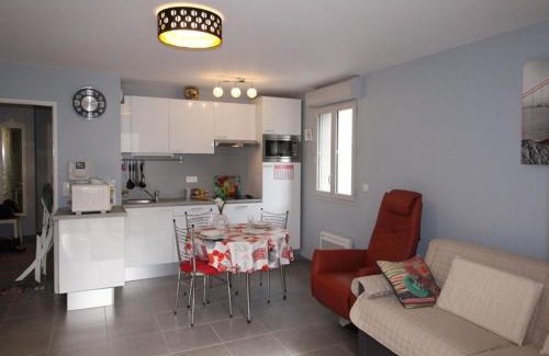 Bagneres-de-Luchon Apartment | Cozy T2 in Luchon: Family-Friendly Comfort Near Thermes