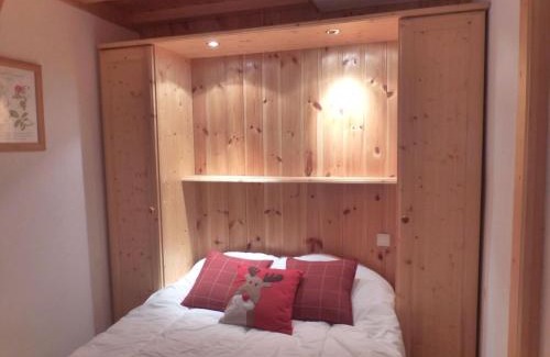 Meribel Apartment | Cozy T2 Cabin for 4 in Méribel, Close to Shops & Parking