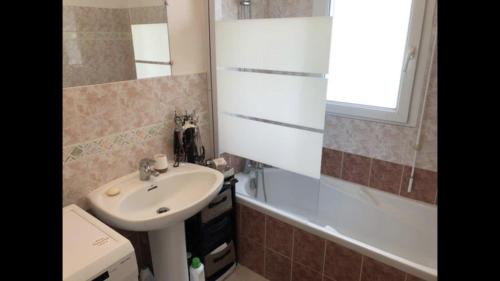 Saint-Ave Apartment | Cozy T2 with Private Parking & Terrace Near Vannes