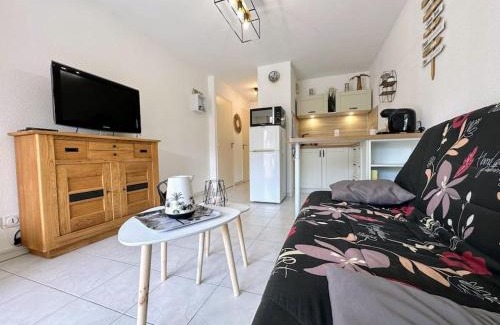 Le Lavandou Apartment | Inviting T2 with Pool Near the Beach - 4-Star Comfort