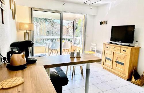 Le Lavandou Apartment | Inviting T2 with Pool Near the Beach - 4-Star Comfort