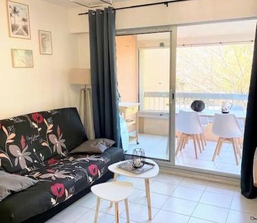 Le Lavandou Apartment | Inviting T2 with Pool Near the Beach - 4-Star Comfort