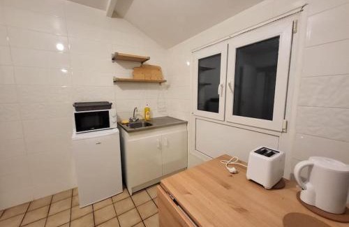 Drancy Apartment | Convenient T2 Near Transport - Pet Friendly Getaway
