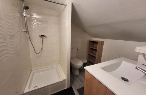 Drancy Apartment | Convenient T2 Near Transport - Pet Friendly Getaway