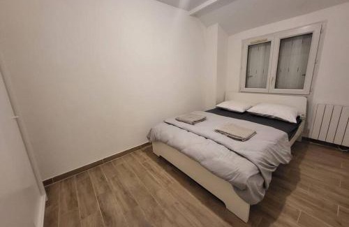 Drancy Apartment | Convenient T2 Near Transport - Pet Friendly Getaway
