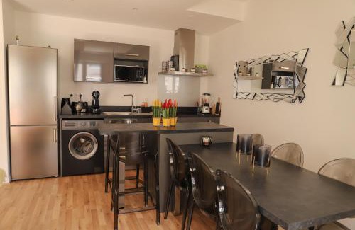 Blatin Apartment | Inviting T3 JAUDE with Terrace and Garage for Families
