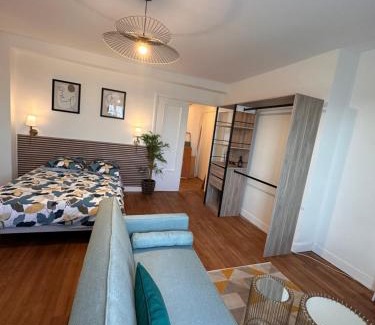Centre-Ville Apartment | Family-Friendly T4 in Pontoise Centre with Top Ratings