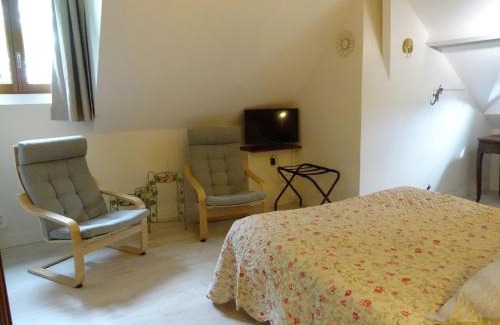 Ligny-le-Ribault Bed & Breakfast | Charming Guest Room with Lush Garden Near Châteaux & Golf