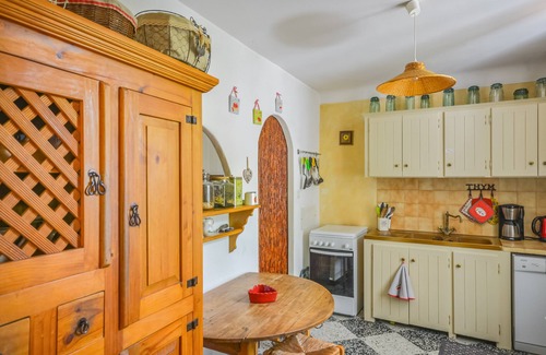Venasque Bed & Breakfast | Inviting Retreat in Provence: Pool, Spa & Family-Friendly