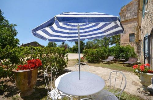 Saintes-Maries-de-la-Mer House | Inviting 4-Star Maison with Shared Pool in Saintes Maries