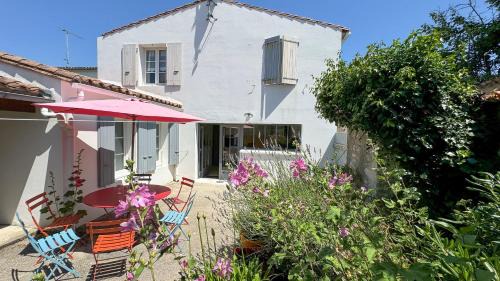 Saint-Martin-de-Re Villa | Prime Location in St Martin with Family and Pet Friendly Amenities