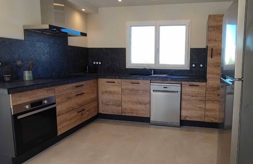 Sagries House | Modern Comfort: Family-Friendly Home Near Uzès with Ocean View