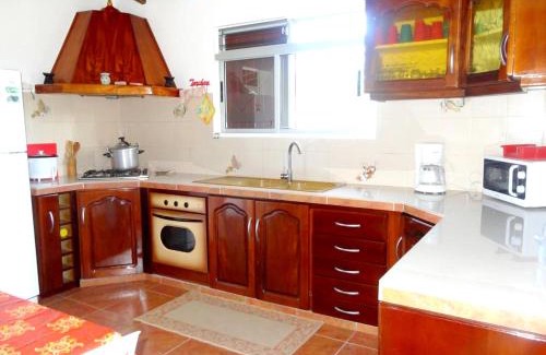 Massioux House | Welcoming 3-Bedroom Home with Garden & WiFi near Anse Bertrand