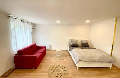 Clermont House | Cozy One-Bedroom with Terrace, WiFi & Family-Friendly Perks