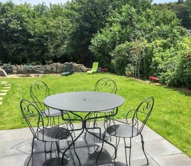 Huelgoat House | Cozy 2-Bedroom Retreat with Garden & WiFi in Huelgoat