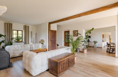 Les Salles House | Peaceful Family Retreat with 5 Bedrooms and Child Amenities