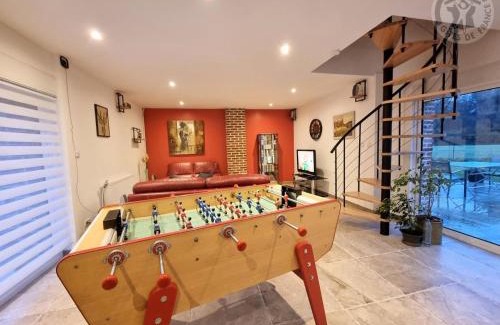 Hasnon House | Cozy Retreat with Garden, Forest Views & Fun Activities