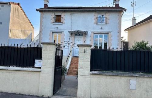 Pierrefitte-sur-Seine Apartment | Cozy Studio Near Tram 5 in Saint Denis – Pet Friendly Stay