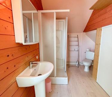Auguaise House | Tranquil Retreat with Terrace, Parking & Family-Friendly Vibes