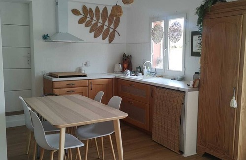 L'Evescat House | Cozy Villa with Spa, Steps from the Beach and Family-Friendly