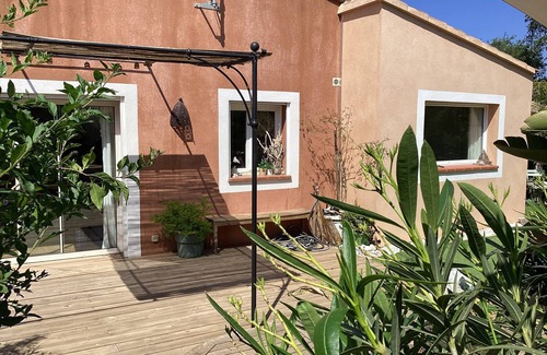 L'Evescat House | Cozy Villa with Spa, Steps from the Beach and Family-Friendly