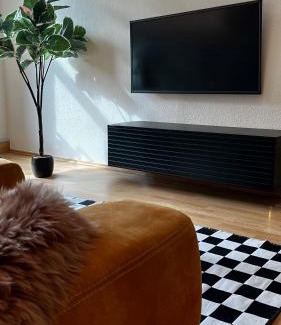 Schleußig Apartment | Historic Altbau in Schleußig with Balcony & Family-Friendly