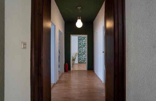 Zentrum-Sued Apartment | Boho Retreat: 4-Star Hotel Near Center with Workspace