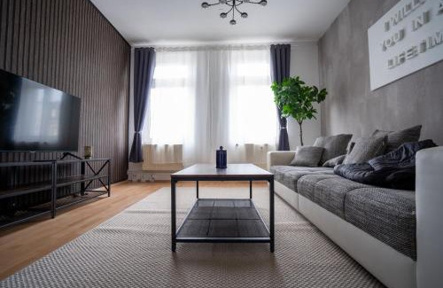Zentrum-Sued Apartment | Boho Retreat: 4-Star Hotel Near Center with Workspace