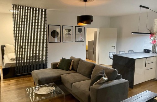 Waldhausen Apartment | Beautiful Studio Near Maschsee and Messe with 9.5 Rating
