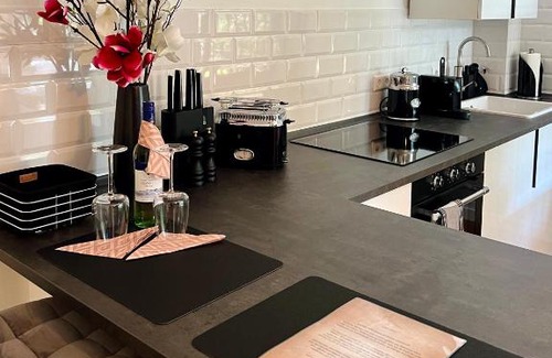 Waldhausen Apartment | Beautiful Studio Near Maschsee and Messe with 9.5 Rating