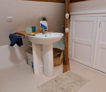 Hem House | Family-Friendly Stay at Charme with 2 Bedrooms for 4 Guests