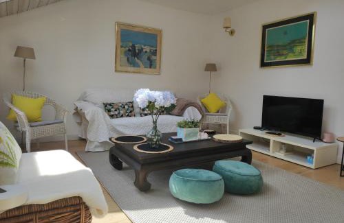 Suresnes Apartment | Cozy Apartment Near Paris with Pool and Ocean Views