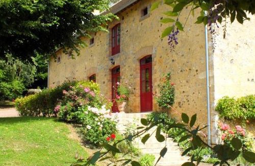 Asnieres sur Vegre House | Authentic Riverside Gîte for 4 with Enchanting Garden