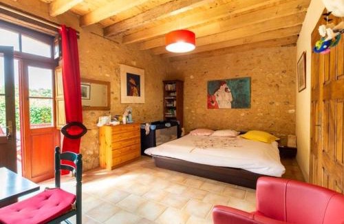 Asnieres sur Vegre House | Authentic Riverside Gîte for 4 with Enchanting Garden