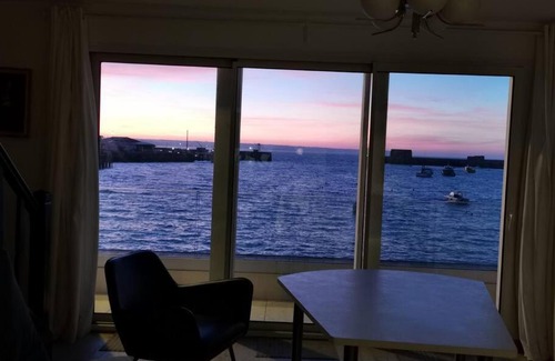 Granville House | Tranquil Retreat with Spectacular Ocean View at the Port