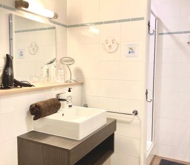 Raversijde Hotel | Guest Rated 9/10 at Charmehotel Kruishof with Pool & Hot Tub