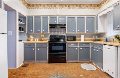 Dripping Springs House | Charmer in Downtown Dripping Springs Ritz on Old Fitz