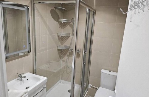 Le Kremlin-Bicetre Apartment | Modern Studio Retreat with Pet-Friendly Amenities