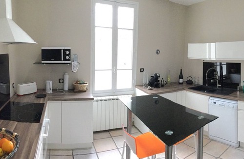 Entraigues-sur-la-Sorgue House | Experience a Beautiful Provencal Retreat with Pool Near Avignon