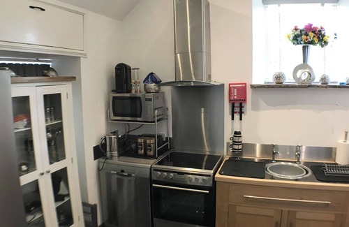 Cauldon Low House | Cozy Barn Retreat at Alton Towers with Pet-Friendly Perks