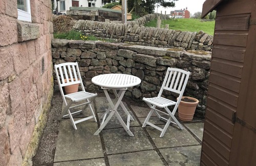 Cauldon Low House | Cozy Barn Retreat at Alton Towers with Pet-Friendly Perks