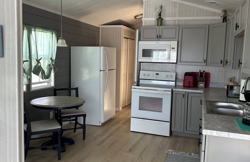 Fort Myers Beach House | Charming 1-bedroom mobile home with AC in Fort Myers Beach