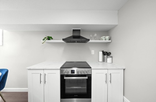 Upper Lonsdale House | Charming 1-bedroom private suite in Upper North Vancouver