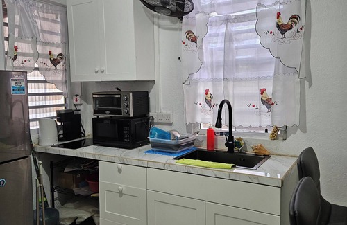 Calibishie Apartment | Charming 1-bedroom apartment in Calibishe with AC, WiFi comfortably sleeps 4